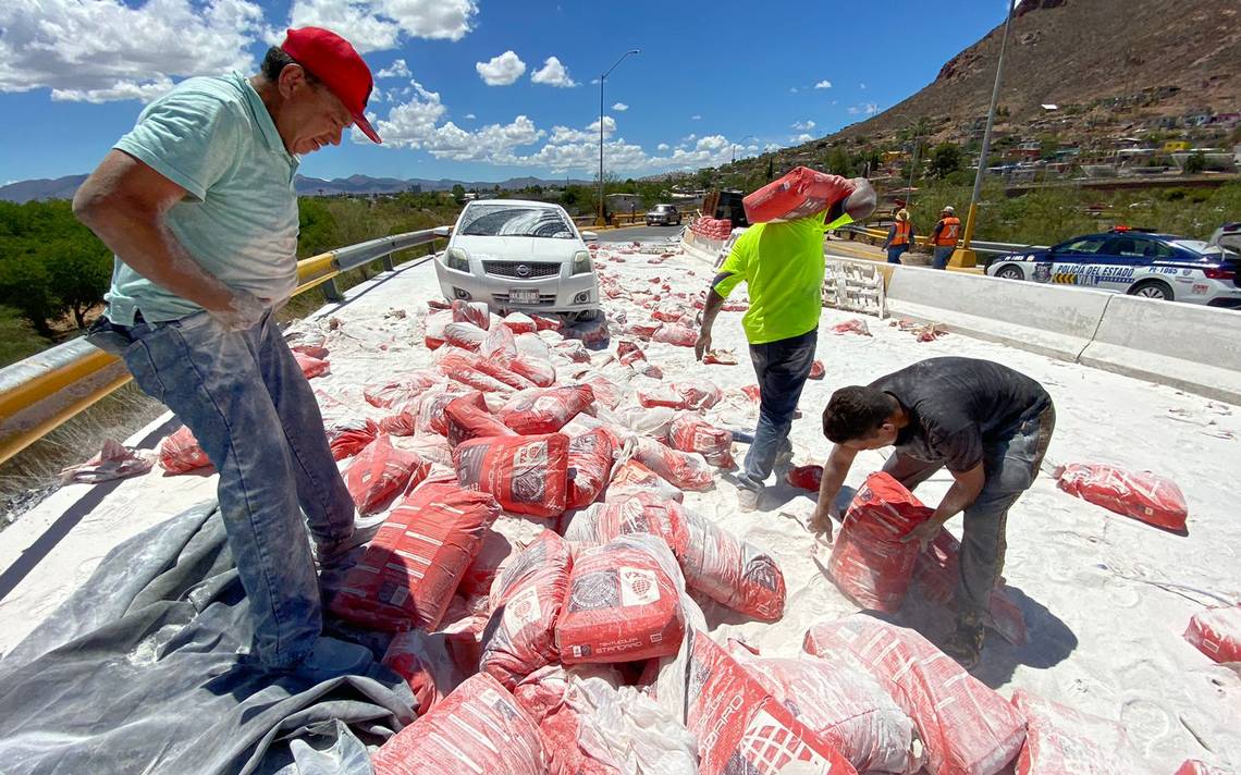 Vuelca Tr Iler Que Transportaba Costales De Cemento En La De